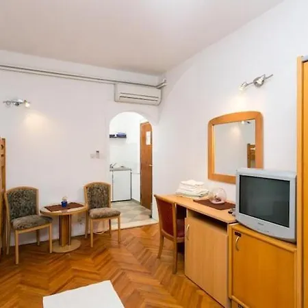 Apartment Zec - With Balcony 3 Adults